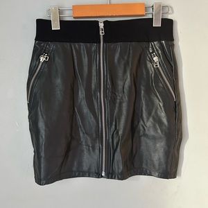 Wilfred Free faux leather zip up mini skirt. Women’s size 6. Great condition!